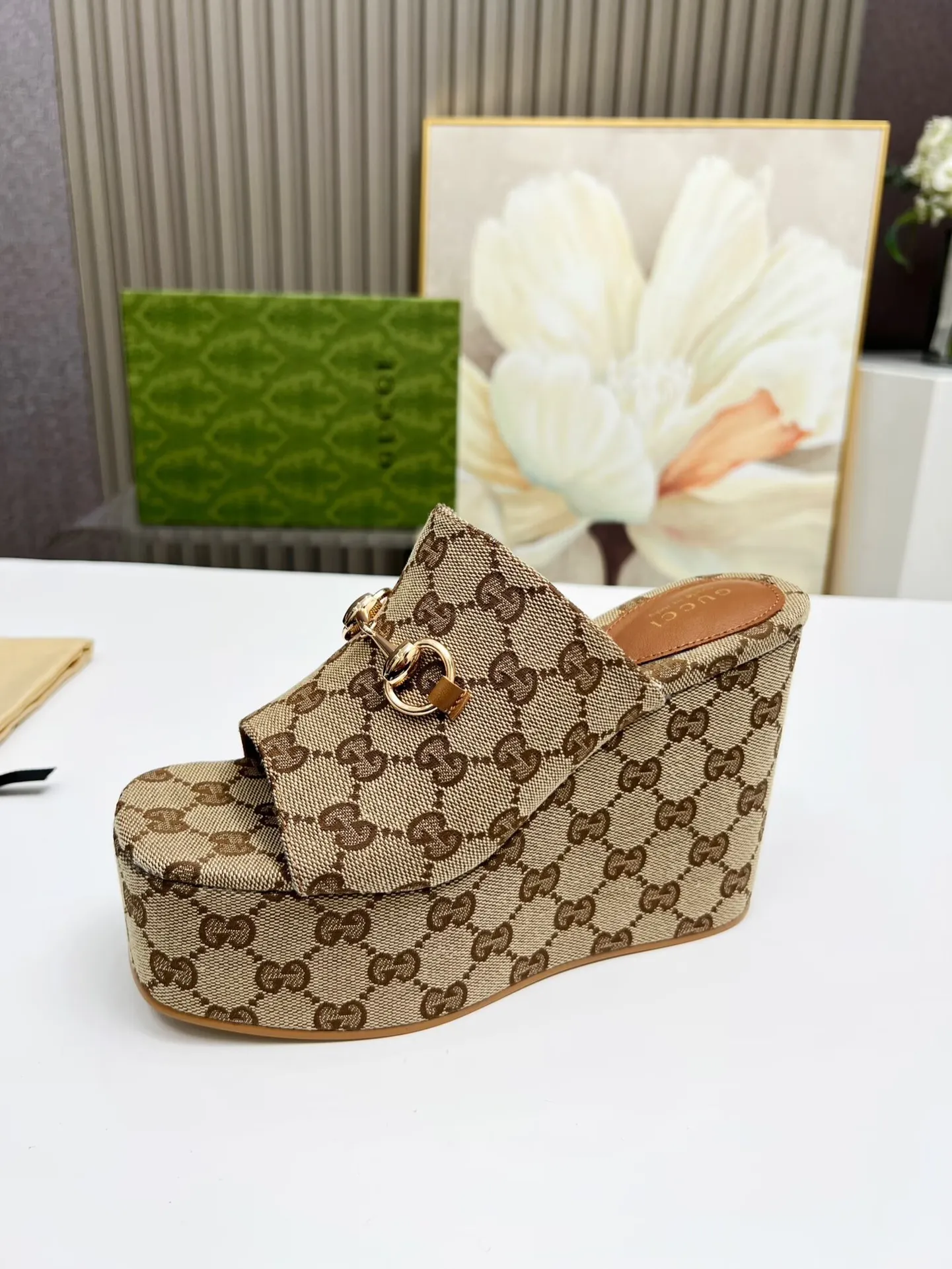 👟👟Ex-factory price 440👟👟 Gucci's new slippers, fashionable, high-end and full of personality✅ Very stable, comfortable and durable for daily use, convenient and unique for daily matching, a must-have classic for summer, the upper uses GUCCI brand buckles Inner/foot pads: sheepskin Platform height: 11cm Color: black, brown Size: 35-42 (41, 42 need to be customized) Packing: Comes with cloth bag cards.
